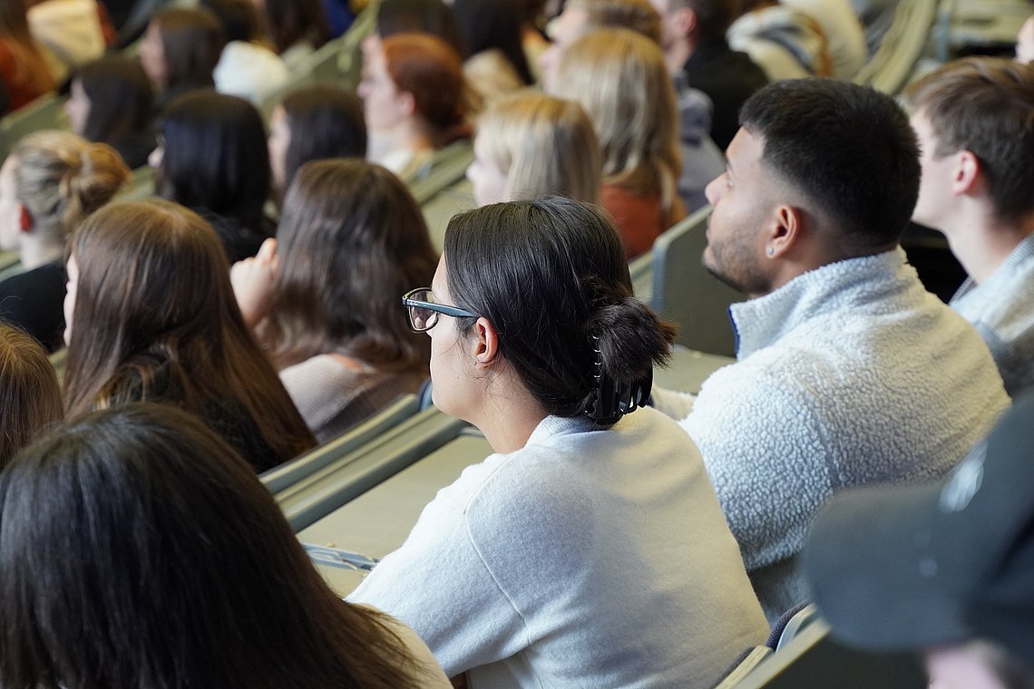 Studierende sitzen im Audimax